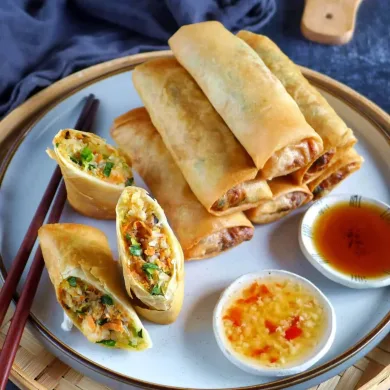 whole-spring-rolls-and-halved-ones-scaled